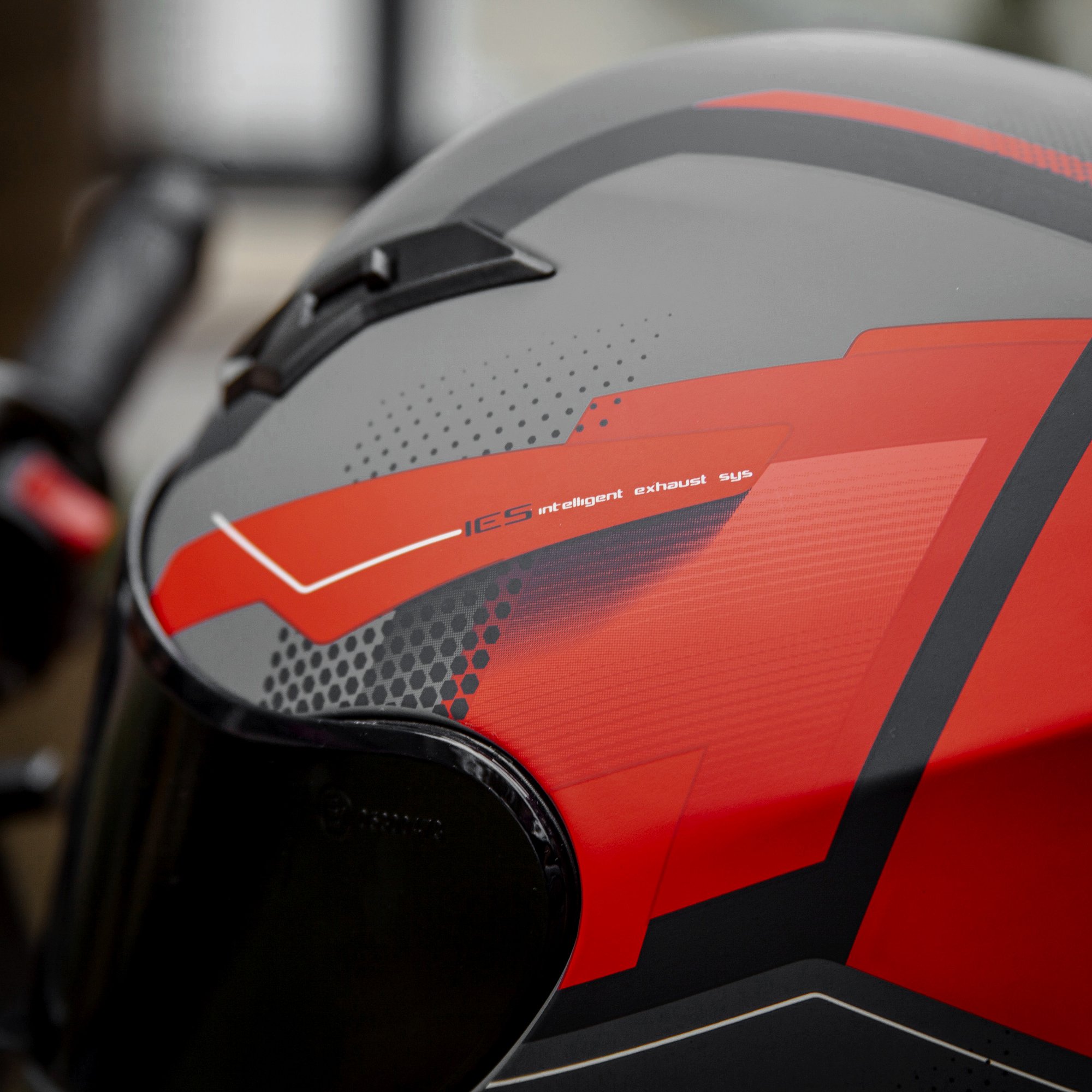 CAPACETE TRUST PRO TRANSIT CINZA/VERMELHO FOSCO COM VISEIRA EXTRA
